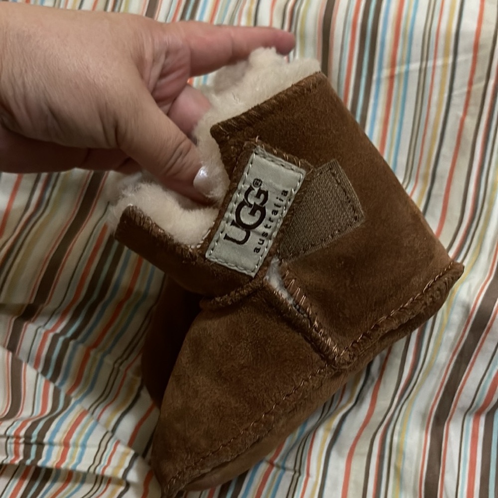 UGG - Picture 2 of 4